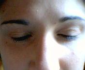 Applicare l'ombretto color bronzo nella parte finale dell'occhio e sfumare leggermente verso l'interno.